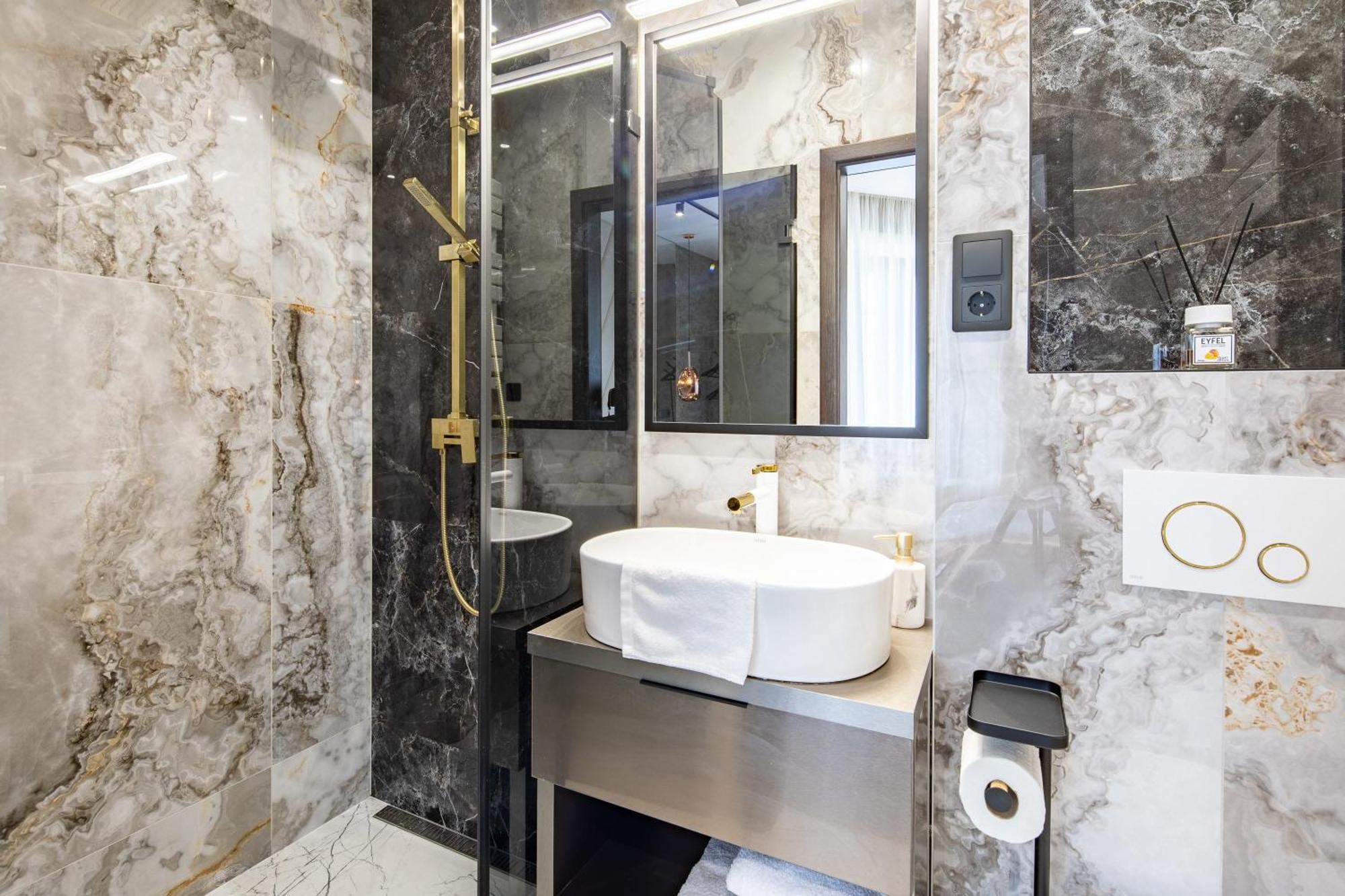 Ultra Central Luxury Budapest Bagian luar foto